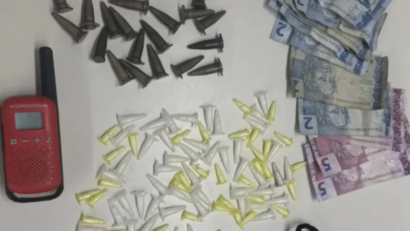 Polícia Militar apreende 121 pinos de cocaína e detém suspeito em Fazenda Coutos, em Salvador