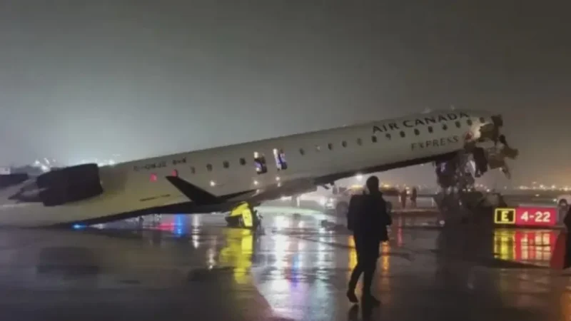 Avião colide com caminhão em aeroporto de Nova York, deixa dois mortos e fecha terminal