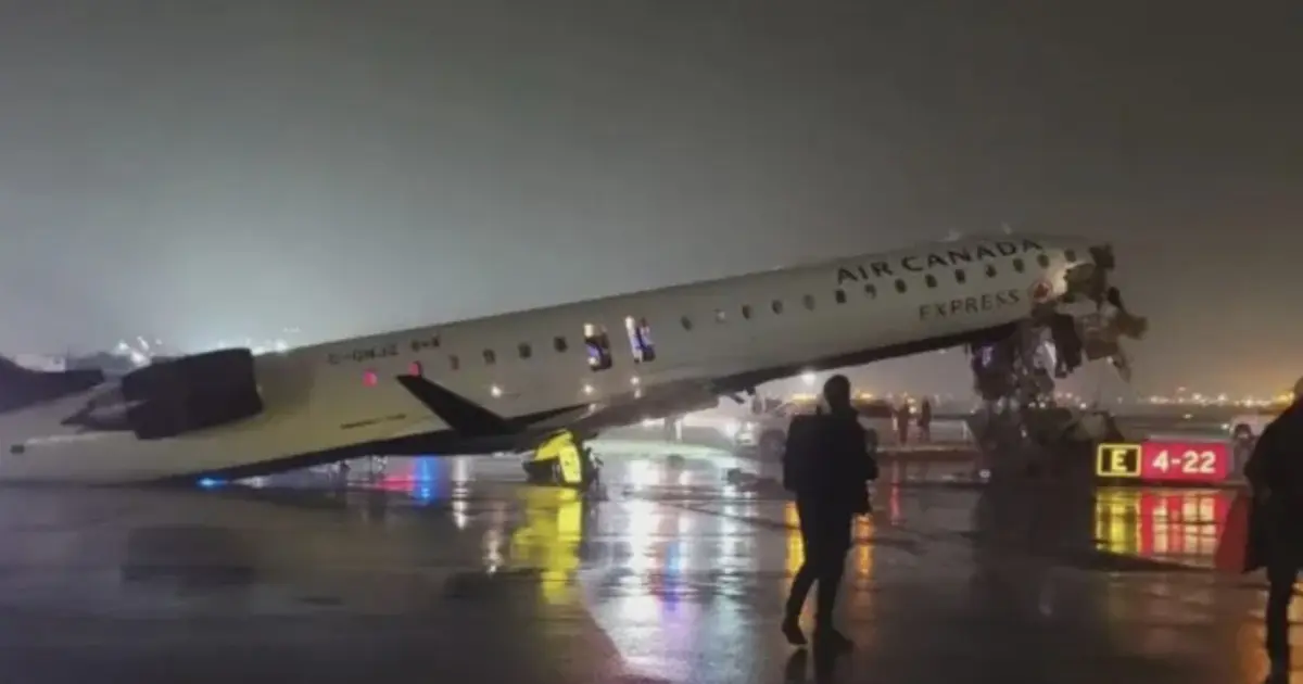 Avião colide com caminhão em aeroporto de Nova York, deixa dois mortos e fecha terminal