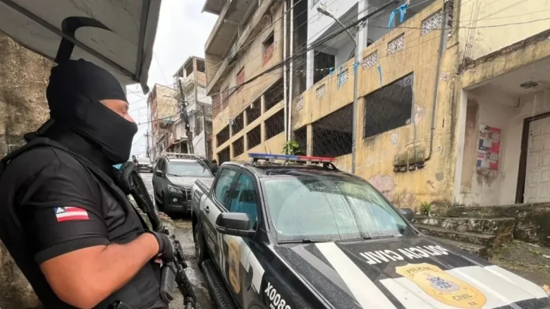Polícia prende dois irmãos suspeitos de roubos na Orla de Salvador