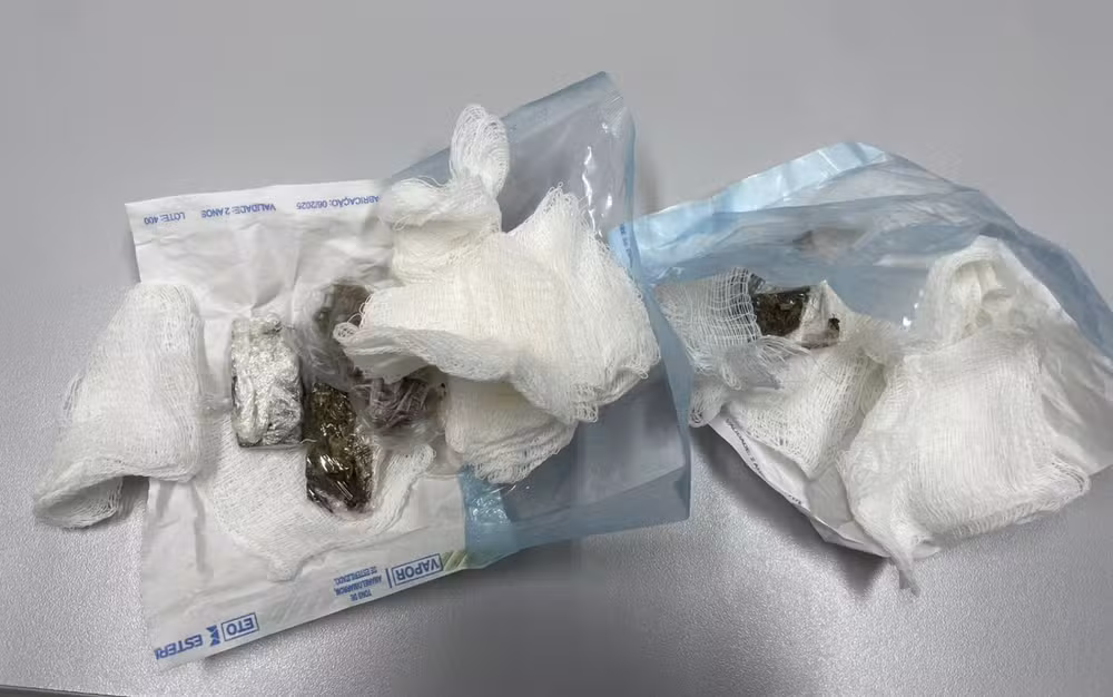 Dentista é presa em flagrante após entregar drogas escondidas em pacote de gaze para detento na Bahia
