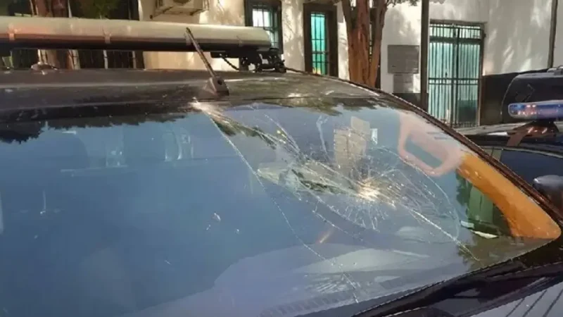 Homem é preso em flagrante após tentar destruir viatura em frente a delegacia de Brumado