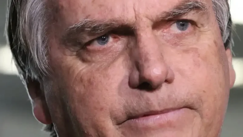STF dá 24 horas para defesa de Bolsonaro explicar postagem de Eduardo sobre vídeo ao pai preso