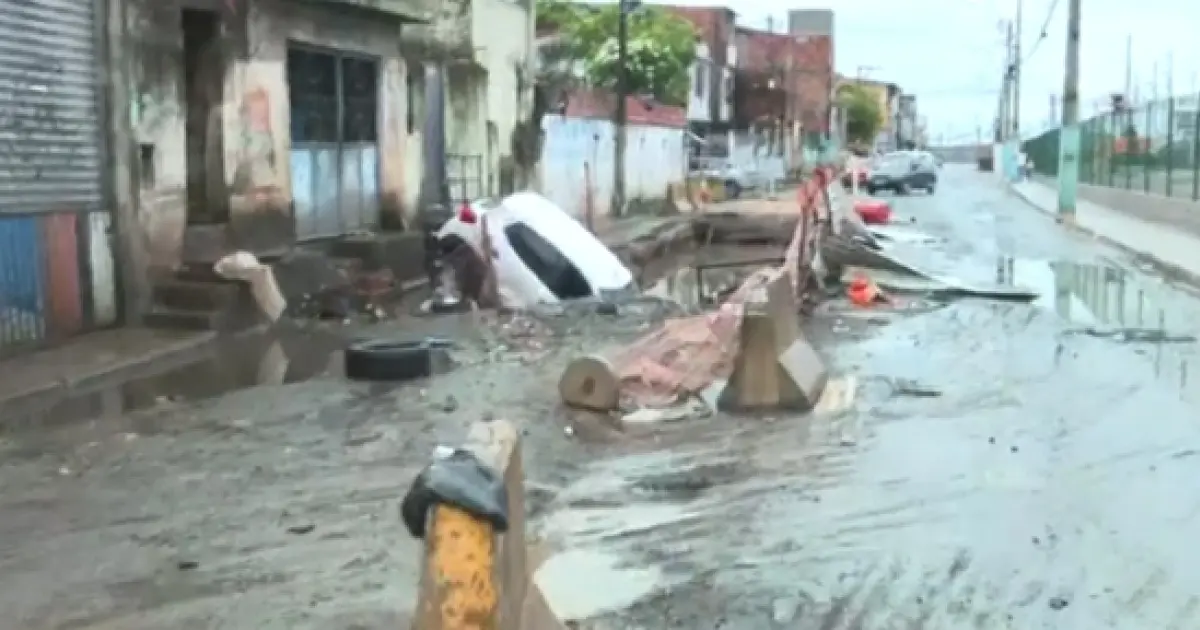 Carro é engolido por cratera na Cidade Baixa e ocupantes deixam veículo pela janela