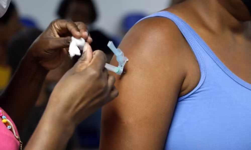 Salvador inicia vacinação gratuita contra gripe; veja lista com público prioritário