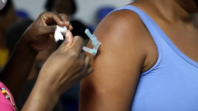 Saiba quais são as vacinas oferecidas gratuitamente para adultos em Salvador e como se imunizar
