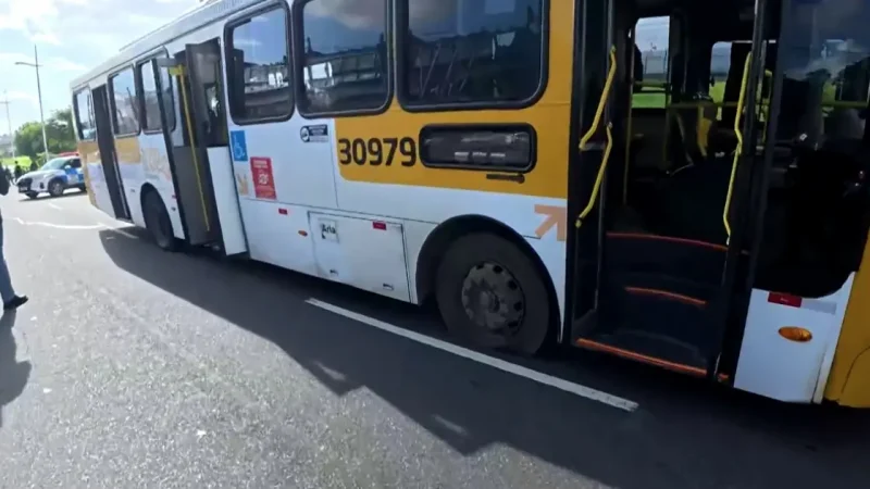 Ex-funcionário pega ônibus sem autorização e PM atira em pneus para conter veículo na Avenida Paralela, em Salvador