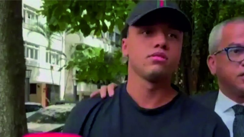 Renner recolhe blusa ‘regret nothing’, usada por réu de estupro coletivo ao se entregar à polícia