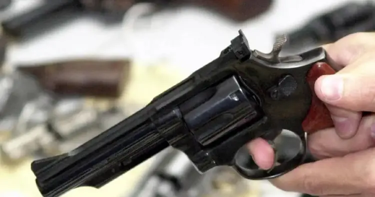 Arma de fogo eleva em 85% o risco de morte em casos de violência doméstica, aponta estudo