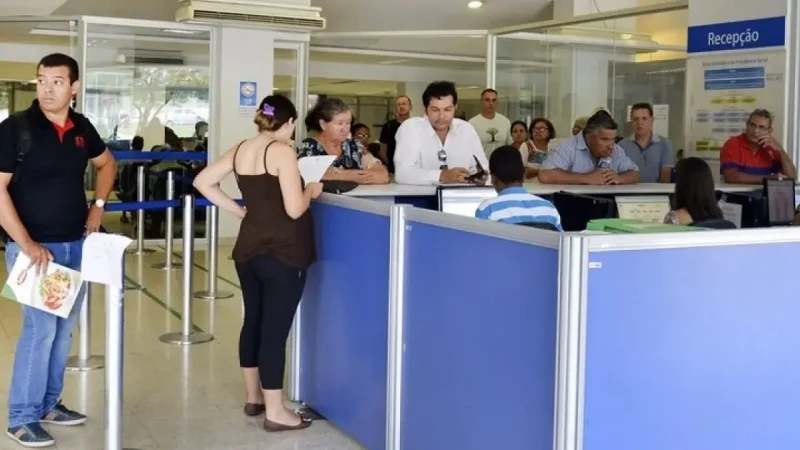 Em 2023, Lula prometeu “zerar” a fila do INSS, mas passados quase três anos, pedidos em análise somam 2,7 milhões