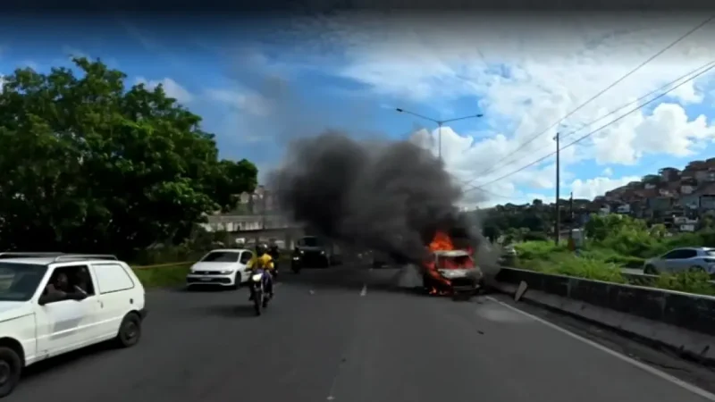 Carro pega fogo na BR-324 próximo ao Acesso Norte, em Salvador