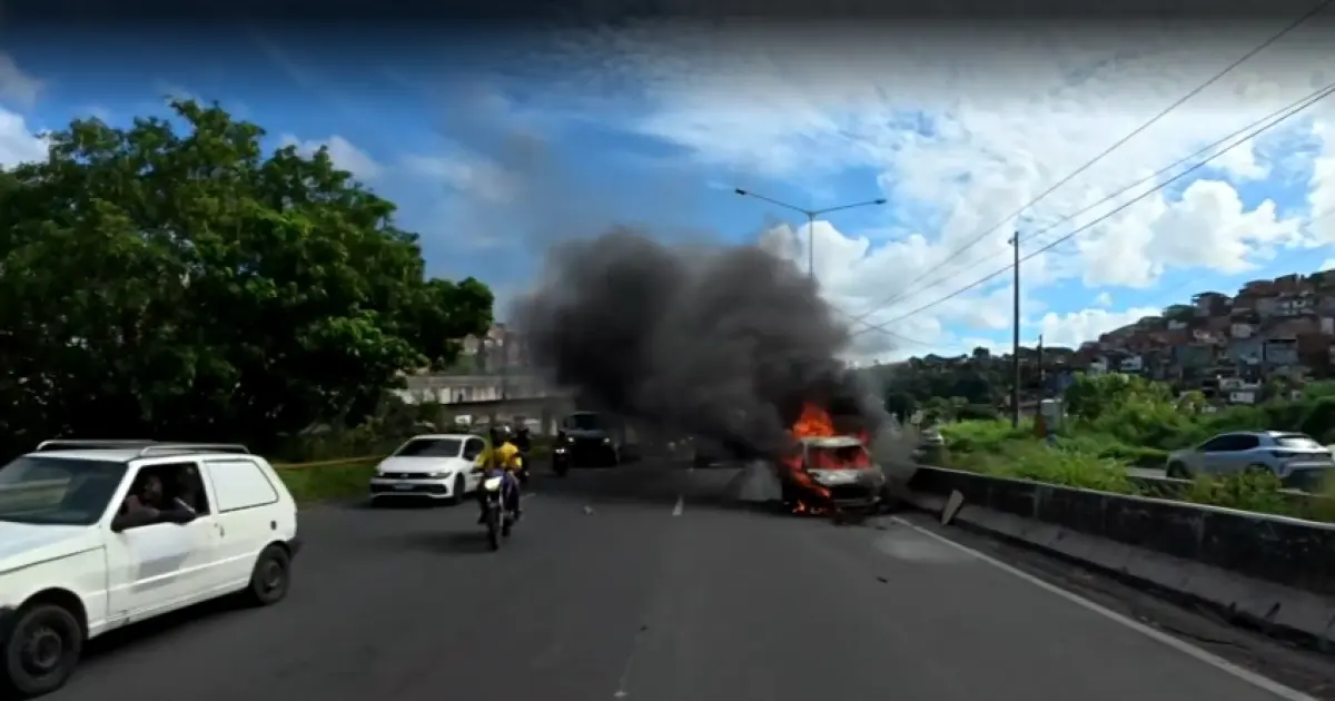 Carro pega fogo na BR-324 próximo ao Acesso Norte, em Salvador