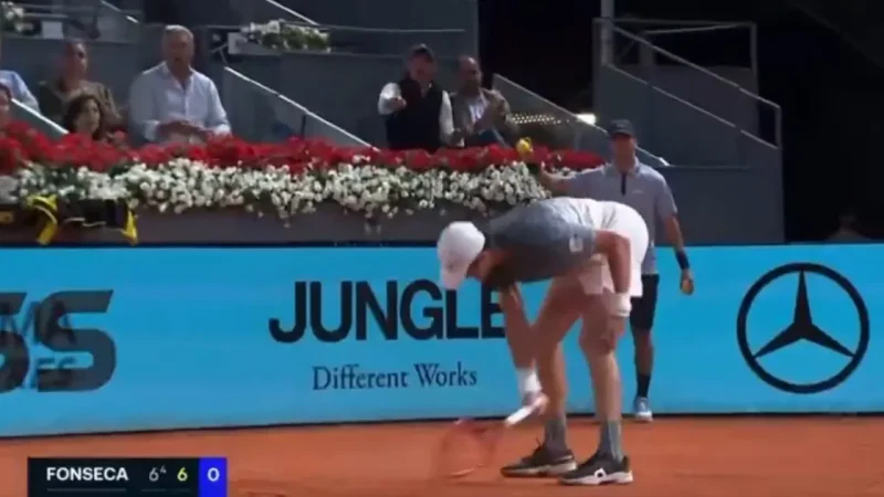 João Fonseca se irrita e quebra raquete em eliminação para Rafael Jodar no Madrid Open; assista