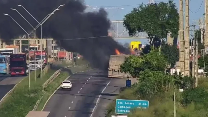 Caminhão pega fogo na BR-324 em Conceição do Jacuípe e causa interdição de via