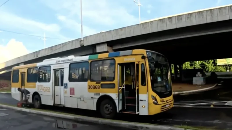 Ônibus deixam de circular no Nordeste de Amaralina após confronto armado com a PM