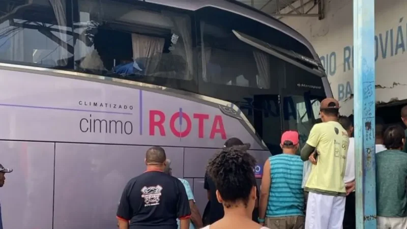 Motorista de ônibus que invadiu local em Itambé e causou mortes diz ter passado mal, aponta polícia