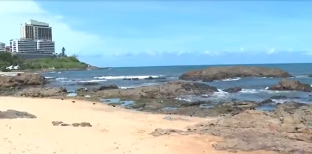 Jovem é morto e mulher escapa de tentativa de sequestro após confusão em lanchonete, em Salvador