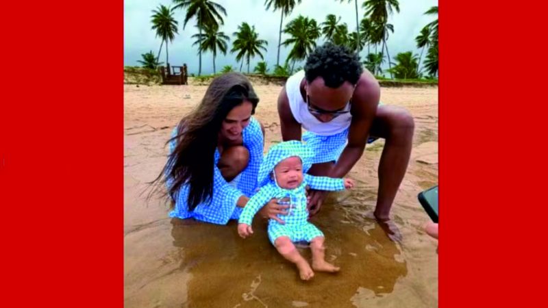 Carol Peixinho e Thiaguinho mostram primeiro banho de mar de Bento na Bahia: ‘Primeiro de muitos mergulhos na vida’