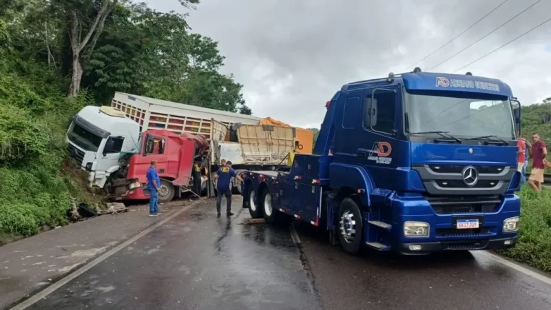 Acidente entre caminhões provoca interdição da BR-324 em Conceição do Jacuípe, sentido Feira