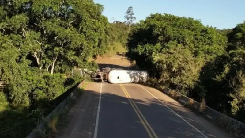 BR-330 segue interditada entre Ubatã e Ubaitaba após carreta com carga de gás GLP tombar em trecho