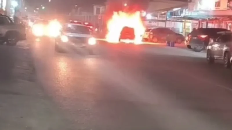 Carro pega fogo em Stella Maris, assusta moradores e interdita parcialmente via