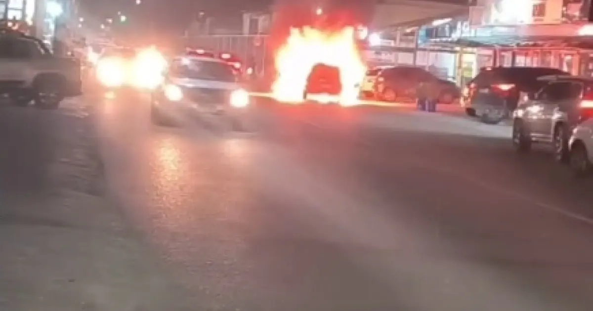 Carro pega fogo em Stella Maris, assusta moradores e interdita parcialmente via