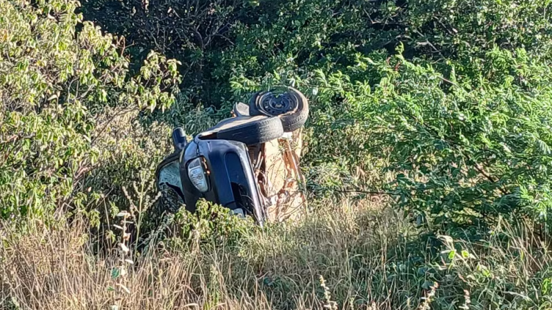 Batida entre três veículos deixa duas pessoas mortas e uma gravemente ferida no norte da Bahia