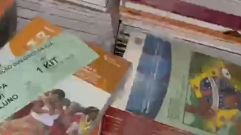 Fiscalização do MPT encontra livros didáticos sendo usados para embalar fogos de artifício clandestinos