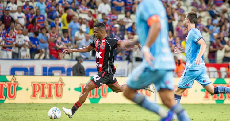Tarzia marca golaço, Vitória vira sobre o Fortaleza e sai na frente na final da Copa do Nordeste