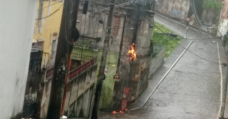 VÍDEO: Poste pega fogo no Centro Histórico de Salvador