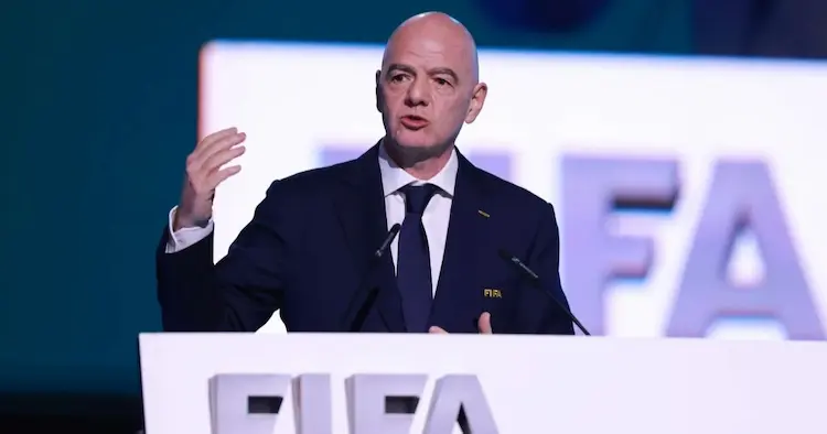 Presidente da Fifa é denunciado ao COI sob suspeita de violar política de neutralidade na Copa