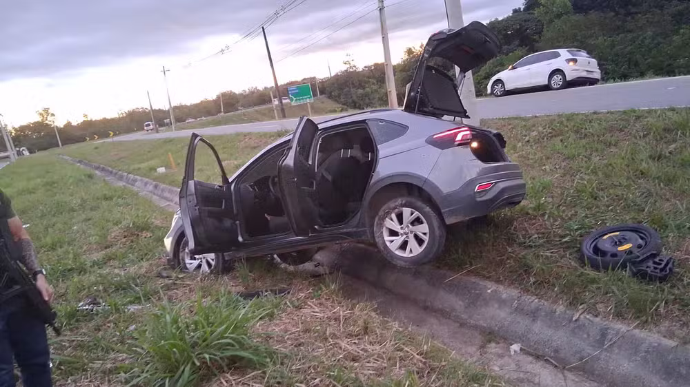 Homem morre após troca de tiros com policiais durante fuga na Região Metropolitana de Salvador