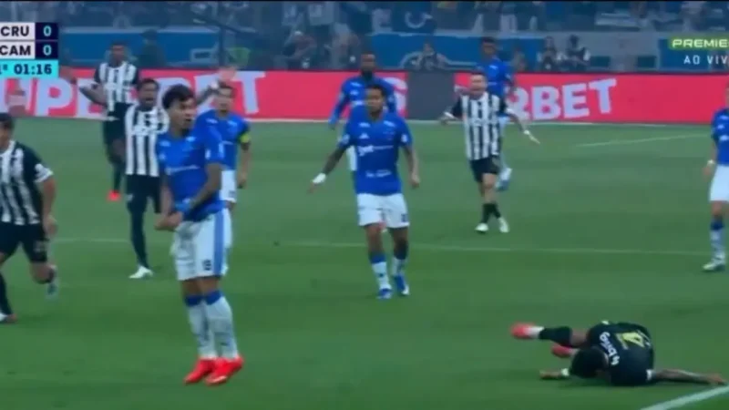 Zagueiro do Atlético sofre queda assustadora contra o Cruzeiro, vai parar no hospital e detona Kaio Jorge após jogo