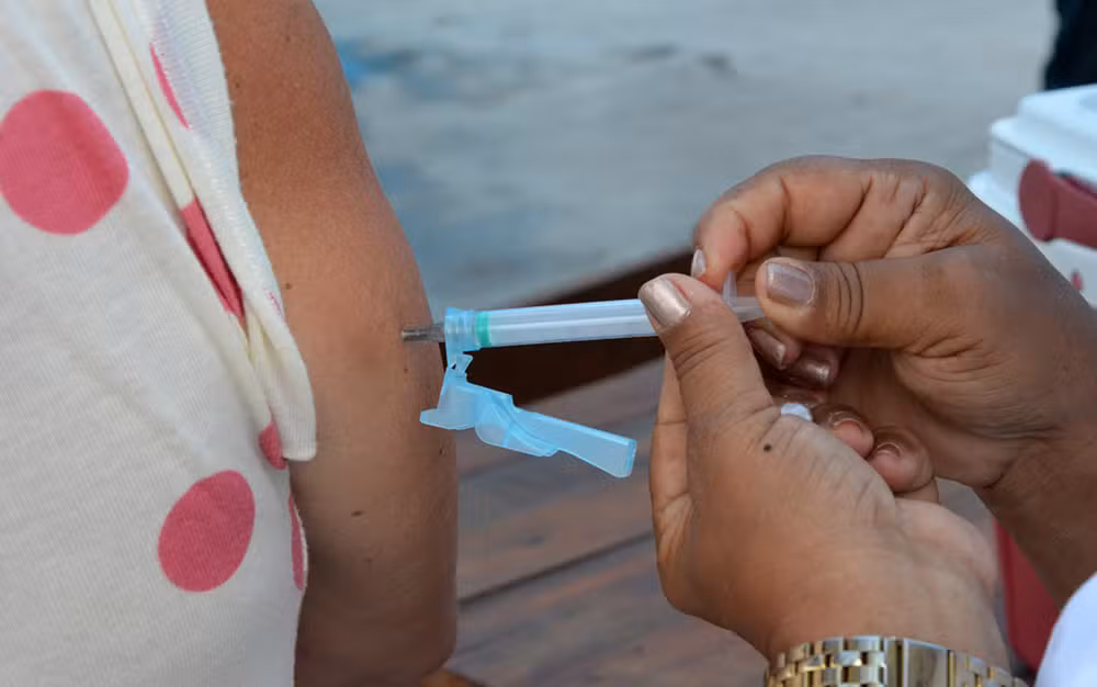 Vacinação antirrábica humana é ampliada para unidades em Feira de Santana; veja locais