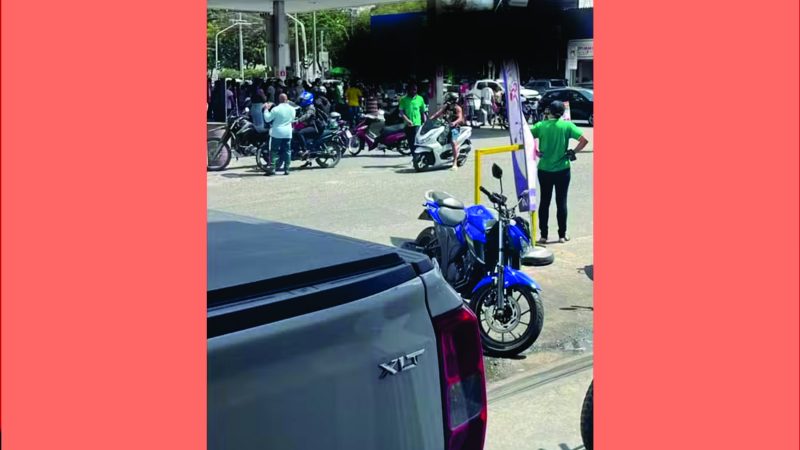 Vendedor de perfumes é baleado e outro homem fica ferido de raspão durante ataque a tiros em Feira de Santana