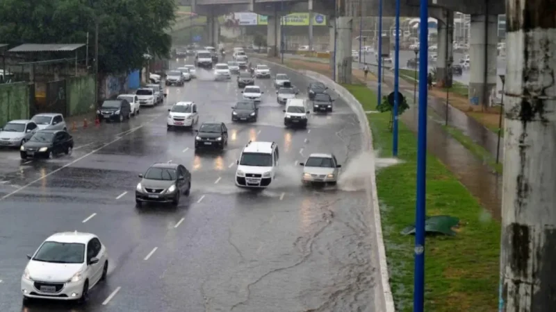 Frente fria deixa Salvador com previsão de chuva e vento no fim de semana